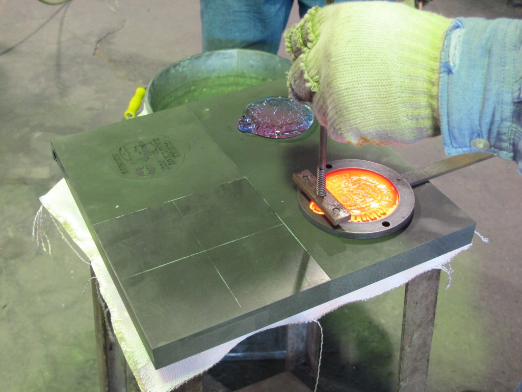 ⑤やわらかいうちに穴あけガイドを押す