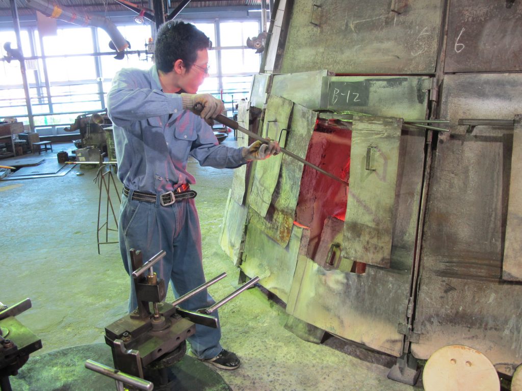 ①壺からガラスを巻き取る