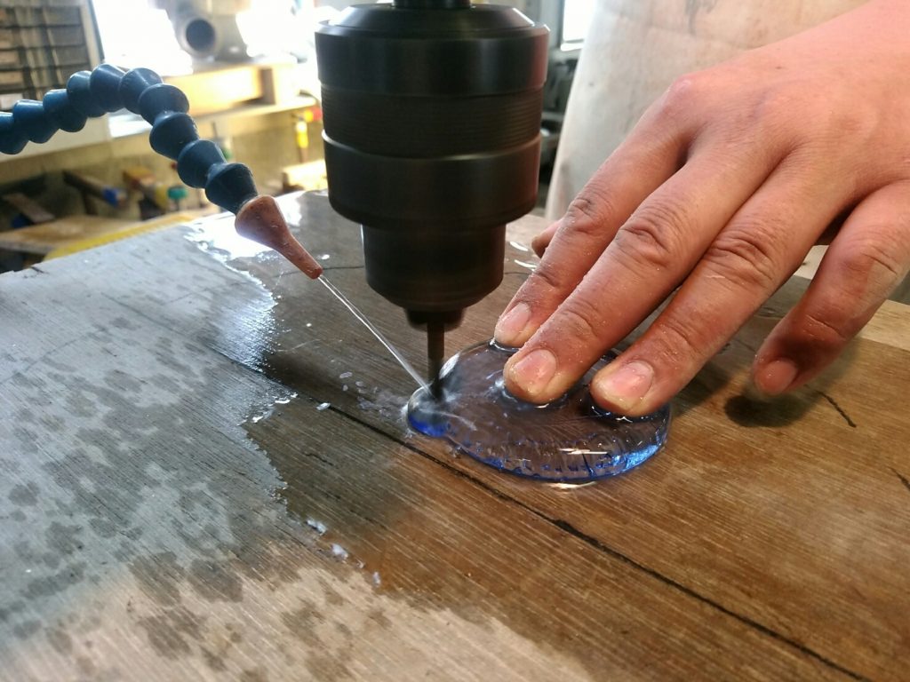 穴開けガイドに沿って穴を開けます