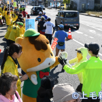 ぐんまちゃんによるハイタッチ