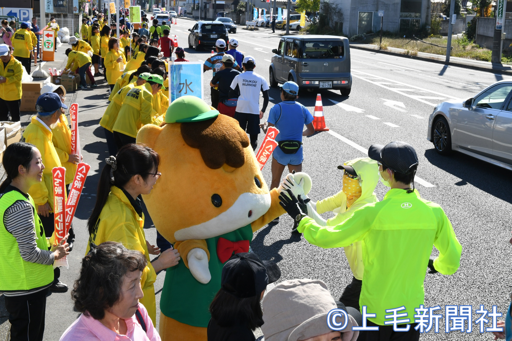ぐんまちゃんによるハイタッチ