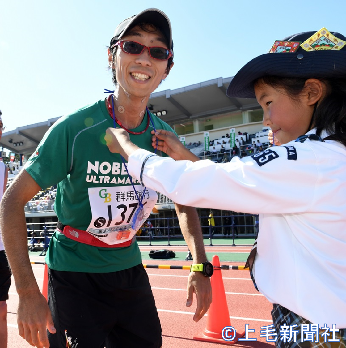 フルマラソン完走後（完走賞メダルをかける様子）
